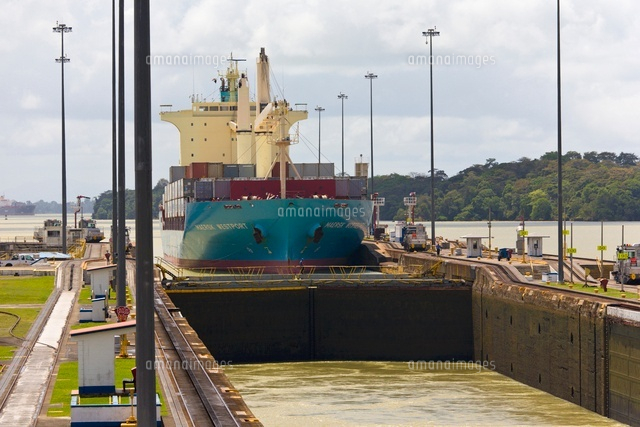 Container ship passing through Gatun Locks
(c)Paul Thompson/SEBUN PHOTO