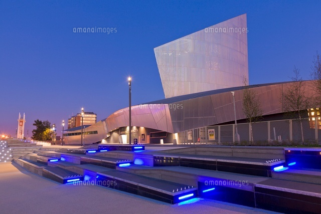 Imperial War Museum North at night
(c)Paul Thompson/SEBUN PHOTO
