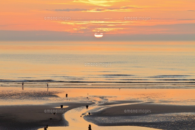 Sunset and beach
(c)Paul Thompson/SEBUN PHOTO