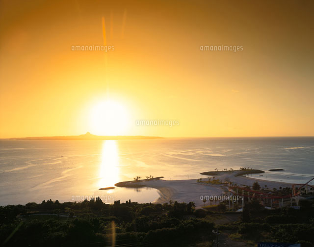 エメラルドビーチの夕景 沖縄県
(c)KENICHI MINORUDA/SEBUN PHOTO
