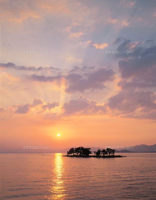 穴道湖の水面に反射する夕日 松江市 島根県
(c)KENICHI MINORUDA/SEBUN PHOTO