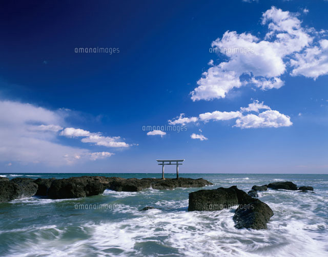 大洗海岸の鳥居
(c)KENICHI MINORUDA/SEBUN PHOTO