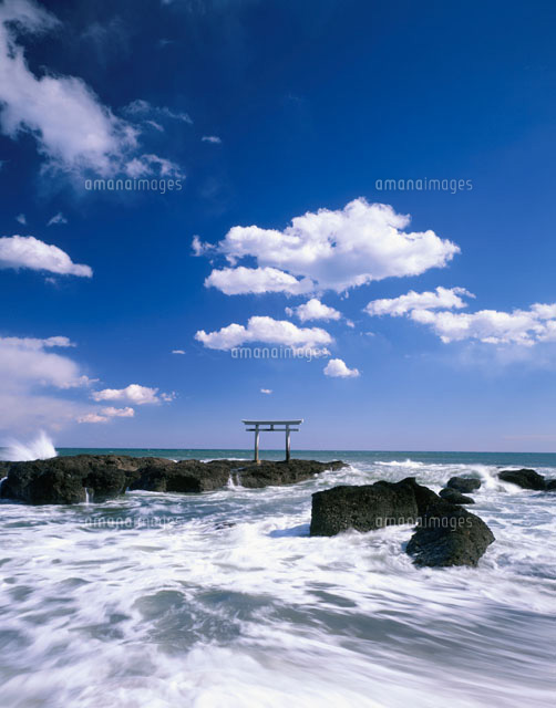 大洗海岸の鳥居
(c)KENICHI MINORUDA/SEBUN PHOTO