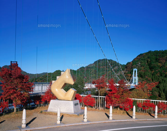 紅葉の竜神大吊橋と碑
(c)KENICHI MINORUDA/SEBUN PHOTO