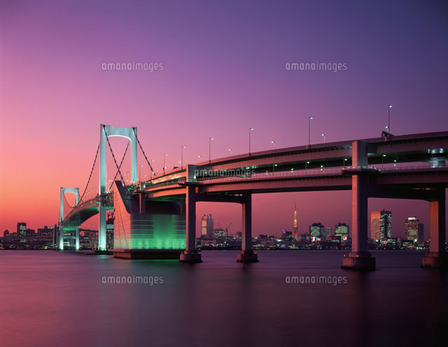レインボーブリッジと東京タワーの夕景 東京都
(c)SEIJI TAJIMA/SEBUN PHOTO