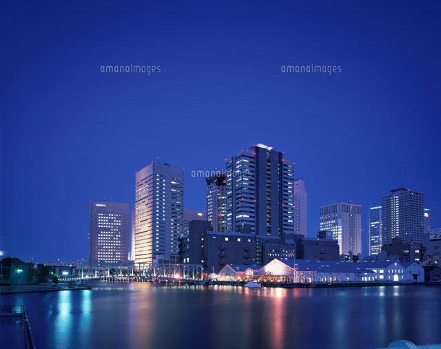 天王洲ビル群と運河の夕景 東京都
(c)SEIJI TAJIMA/SEBUN PHOTO