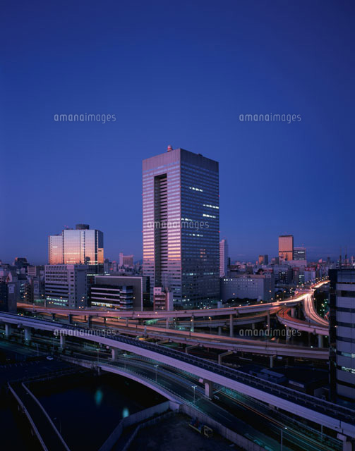 早朝の東芝ビルと首都高速 東京都
(c)SEIJI TAJIMA/SEBUN PHOTO
