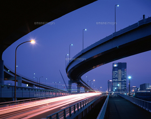 臨海副都心の高速道路と車光跡 東京都
(c)SEIJI TAJIMA/SEBUN PHOTO