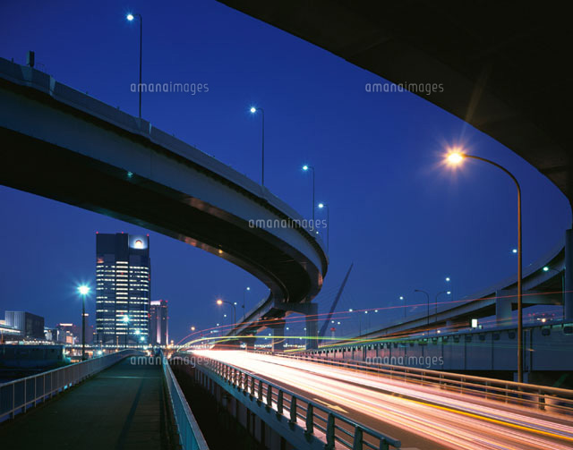 臨海副都心の高速道路と車光跡 東京都
(c)SEIJI TAJIMA/SEBUN PHOTO
