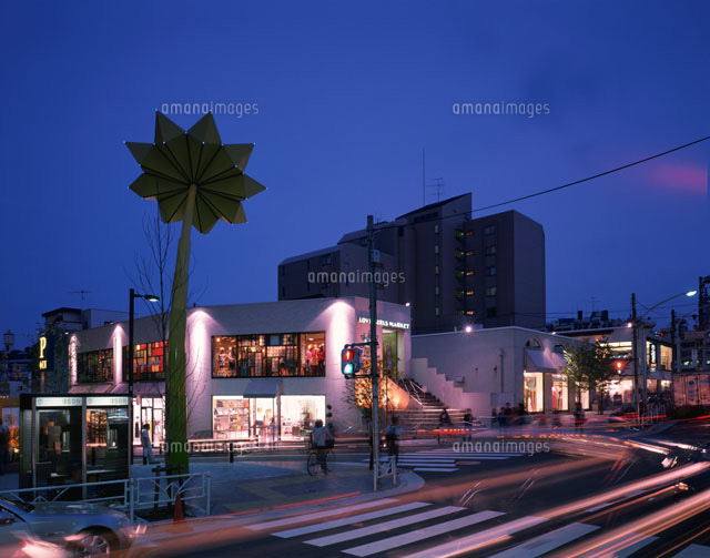 エレクトロニックひまわりと代官山街並夕景 東京都
(c)SEIJI TAJIMA/SEBUN PHOTO