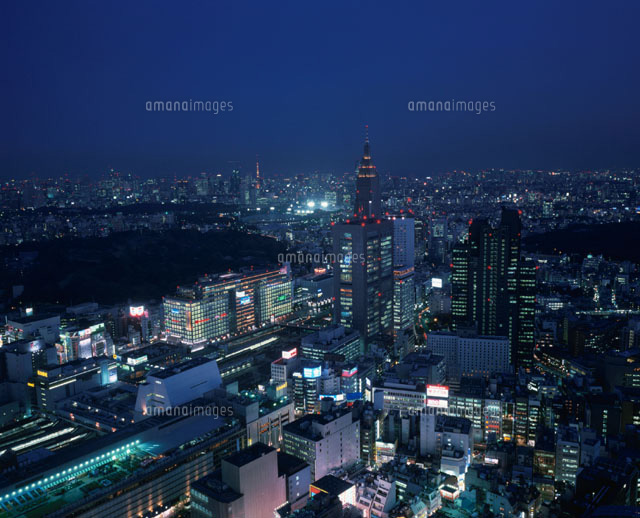 新宿駅東口のビル群と東京タワーの夜景
(c)SEIJI TAJIMA/SEBUN PHOTO