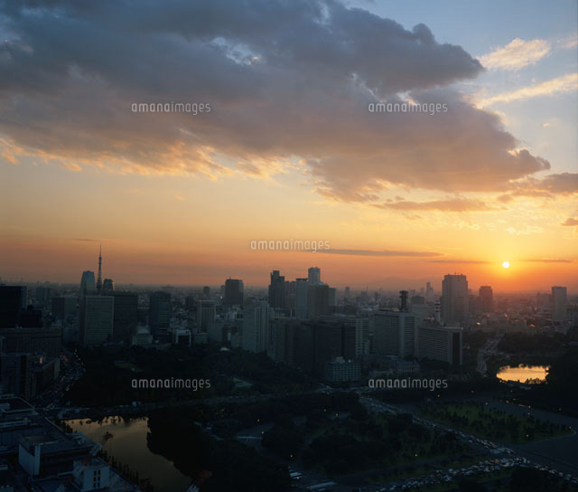 霞ヶ関のビル群と夕日 東京都
(c)SEIJI TAJIMA/SEBUN PHOTO