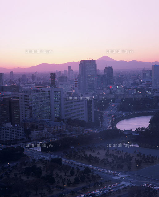 ビル群と富士山の夕景(紫) 東京都
(c)SEIJI TAJIMA/SEBUN PHOTO