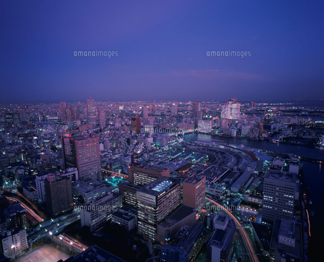 築地市場と勝どき橋とビル群の夕景 東京都
(c)SEIJI TAJIMA/SEBUN PHOTO