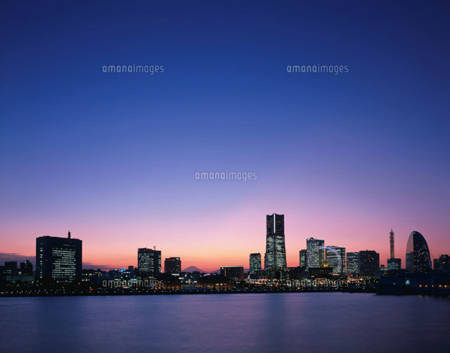 みなとみらい21のビル群と富士山の夕景(青・ピンク) 横浜市
(c)SEIJI TAJIMA/SEBUN PHOTO