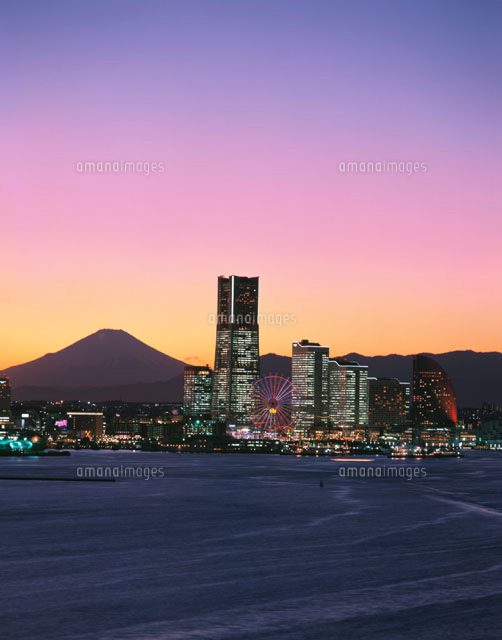 みなとみらい21のビル群と富士山の夕景(紫・ピンク) 横浜市
(c)SEIJI TAJIMA/SEBUN PHOTO