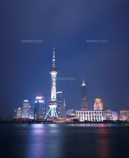 東方明珠塔と浦東ビル群の夜景 上海 中国
(c)SEIJI TAJIMA/SEBUN PHOTO