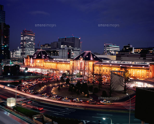 東京駅の丸の内中央口とビル群の夜景
(c)SEIJI TAJIMA/SEBUN PHOTO