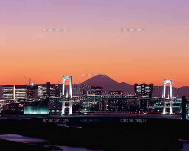 レインボーブリッジと富士山の夕景 東京都
(c)SEIJI TAJIMA/SEBUN PHOTO