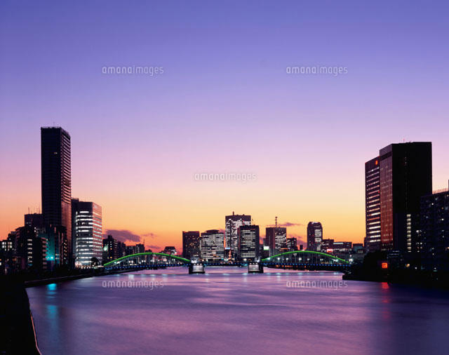 勝鬨橋と海岸のビル群の夕景 東京都
(c)SEIJI TAJIMA/SEBUN PHOTO