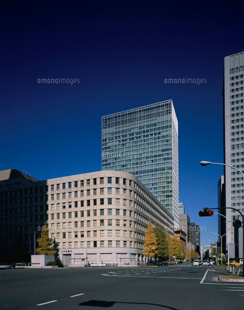 秋の新丸ビルと紅葉 東京都
(c)SEIJI TAJIMA/SEBUN PHOTO
