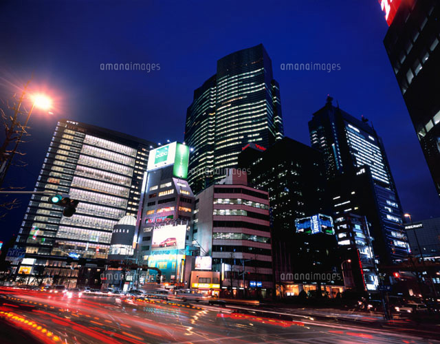 汐留シオサイトビル群と新橋交差点の夜景 港区 東京都
(c)SEIJI TAJIMA/SEBUN PHOTO
