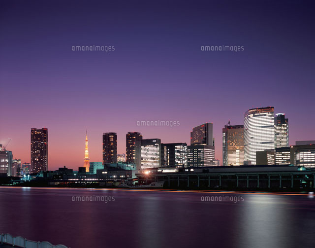汐留シオサイトビル群と東京タワー夜景
(c)SEIJI TAJIMA/SEBUN PHOTO