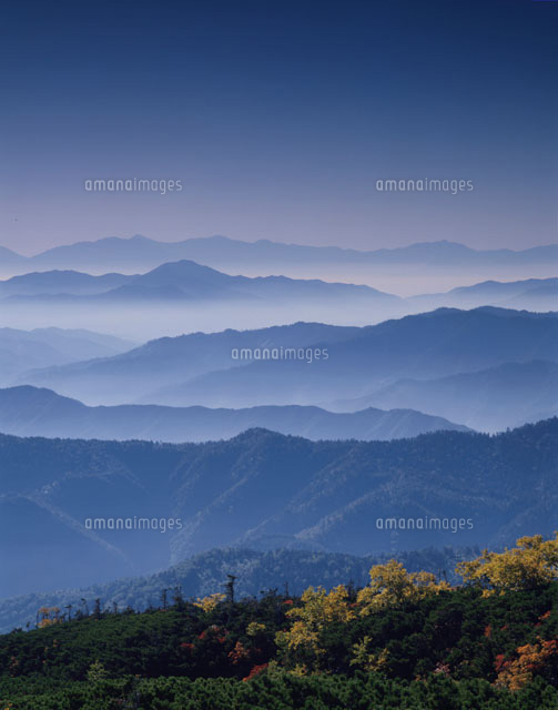 秋のアルプスの山並み(青) 乗鞍岳 長野県
(c)TOMOMI SAITO/SEBUN PHOTO