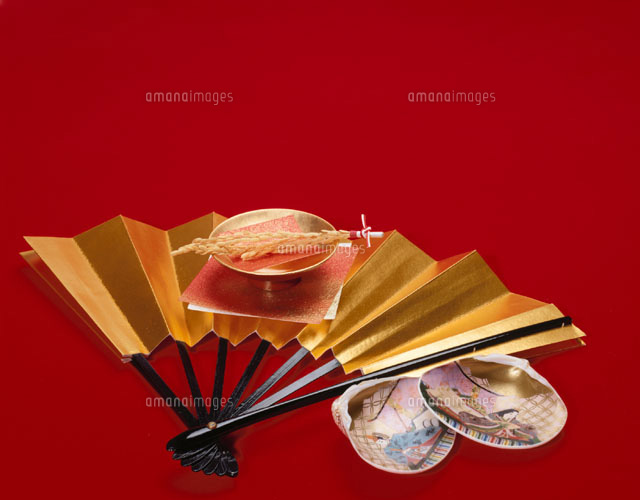 扇子にのせた金盃
(c)TOMOMI SAITO/orion