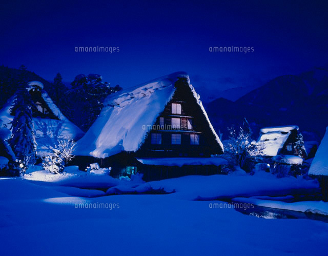 萩町の雪の合掌民家の夜景(青) 白川郷 岐阜県
(c)TOMOMI SAITO/SEBUN PHOTO
