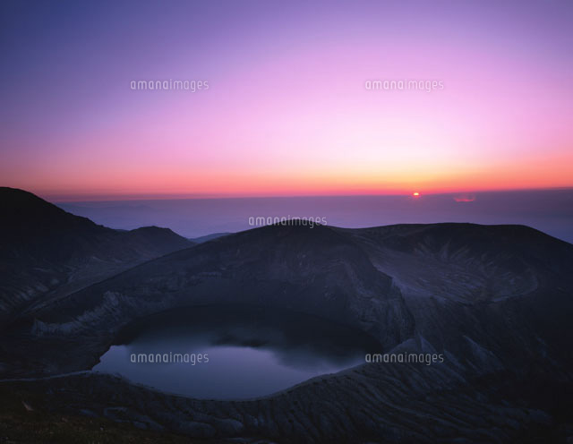 御釜と朝日 蔵王 宮城県
(c)TOMOMI SAITO/SEBUN PHOTO