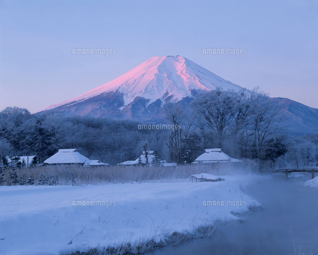 雪景色と朝焼けの富士山 忍野村 山梨県
(c)KATSUHIRO YAMANASHI/SEBUN PHOTO