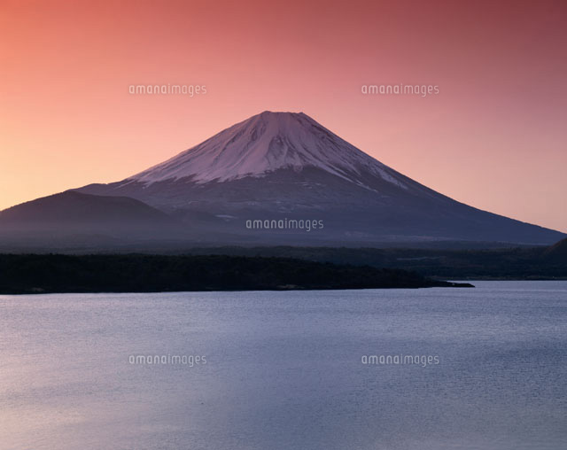 朝焼けの本栖湖と富士山 上九一色村 山梨県
(c)KATSUHIRO YAMANASHI/SEBUN PHOTO