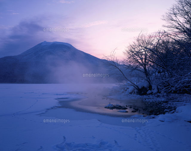 朝の阿寒湖から見た雄阿寒岳 北海道
(c)KATSUHIRO YAMANASHI/SEBUN PHOTO