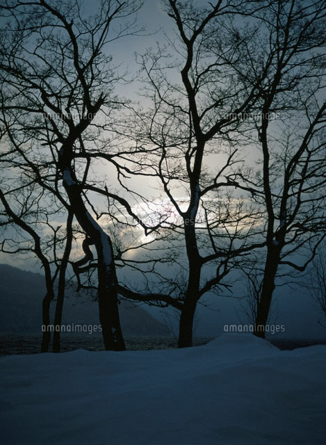 冬の十和田湖の夕暮れ 十和田湖町 青森県
(c)KATSUHIRO YAMANASHI/SEBUN PHOTO