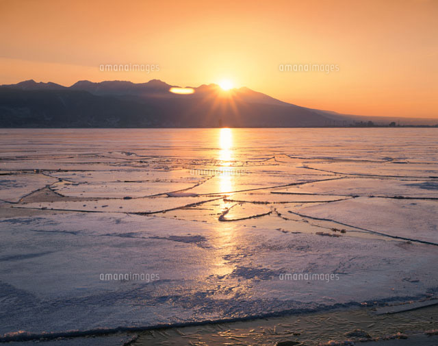 凍る諏訪湖の朝景 長野県
(c)KATSUHIRO YAMANASHI/SEBUN PHOTO
