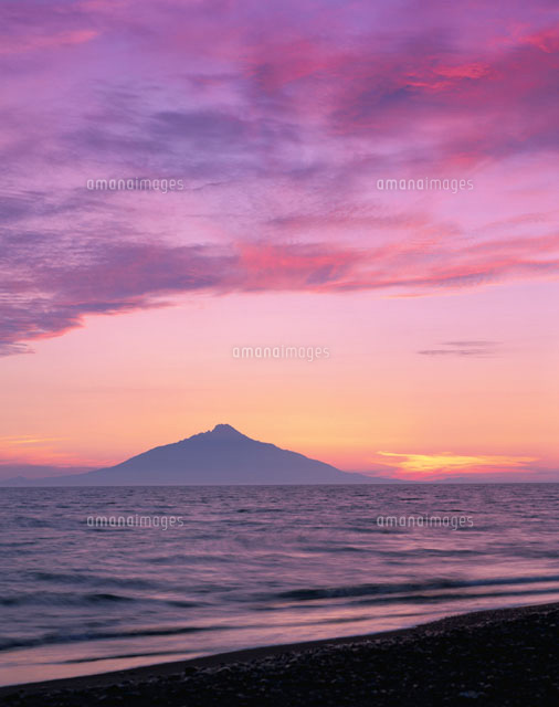 紫色に染まる夕景の空 幌延町 北海道
(c)KATSUHIRO YAMANASHI/SEBUN PHOTO