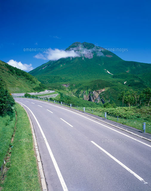 知床横断道路と羅臼岳 羅臼町 北海道
(c)KATSUHIRO YAMANASHI/SEBUN PHOTO