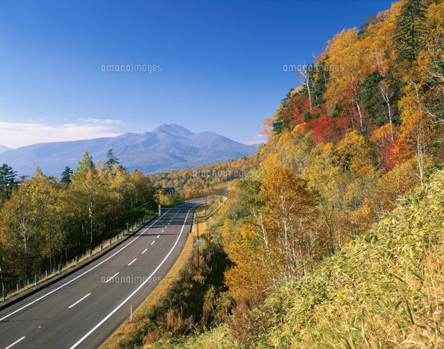 紅葉の三国峠の道とニペソツ山
(c)KATSUHIRO YAMANASHI/SEBUN PHOTO