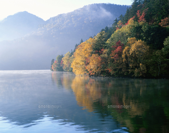 紅葉の然別湖朝景
(c)KATSUHIRO YAMANASHI/SEBUN PHOTO