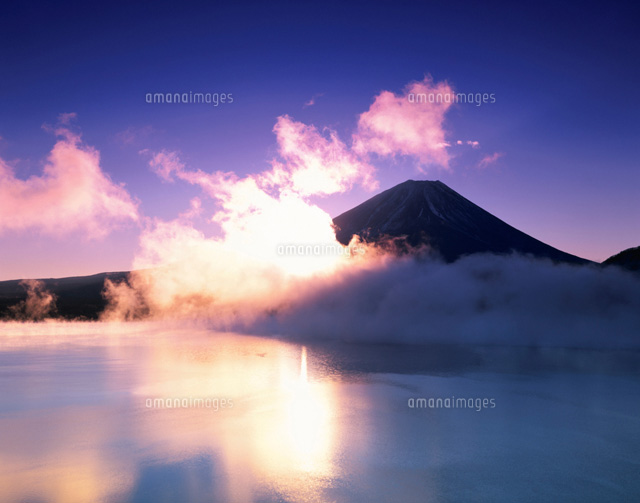 本栖湖と朝の富士山
(c)KATSUHIRO YAMANASHI/SEBUN PHOTO