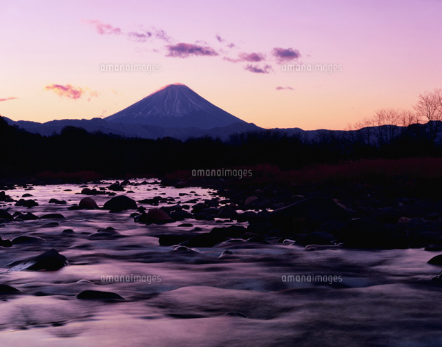 塩川と朝の富士山
(c)KATSUHIRO YAMANASHI/SEBUN PHOTO