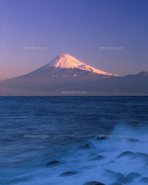 波しぶきと富士山
(c)KATSUHIRO YAMANASHI/SEBUN PHOTO