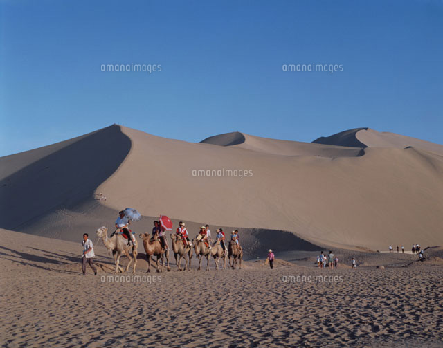 鳴沙山とラクダ 敦煌 シルクロード 中国
(c)ART YES CO.LTD/SEBUN PHOTO
