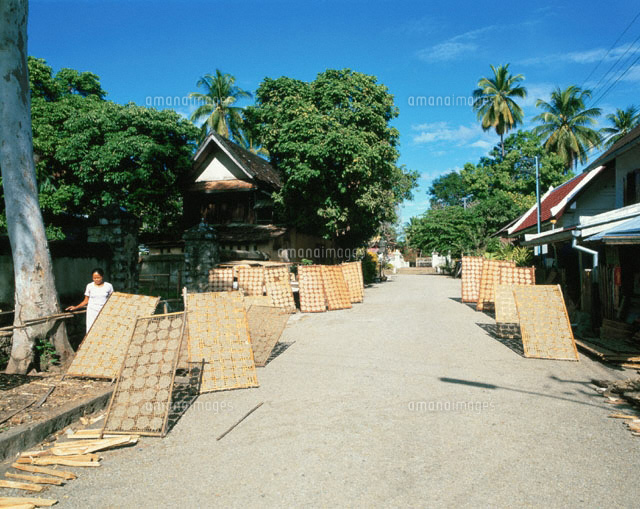 ルアンパバーンの米粉煎餅を干す風景 ラオス
(c)ART YES CO.LTD/SEBUN PHOTO