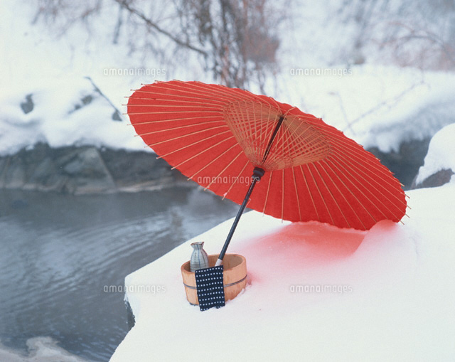 赤い和傘と桶のある露天風呂のイメージ
(c)TAKASHI AKIMOTO/orion