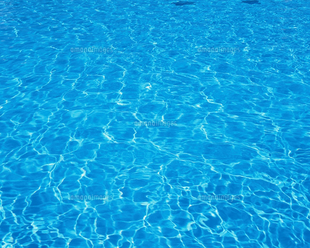 プールの水面
(c)TAKASHI AKIMOTO/SEBUN PHOTO