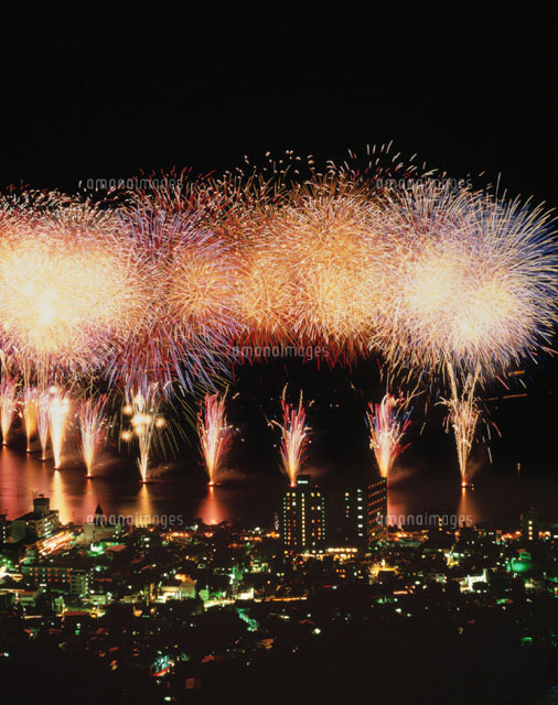諏訪湖の花火の夜景 長野県
(c)TSUTAE ICHIKAWA/SEBUN PHOTO