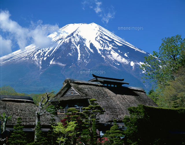 わらぶき屋根の建物と富士山 忍野村 山梨県
(c)TSUTAE ICHIKAWA/SEBUN PHOTO