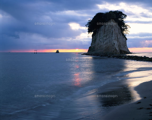 能登半島・見付島の日の出 珠洲市 石川県
(c)TSUTAE ICHIKAWA/SEBUN PHOTO